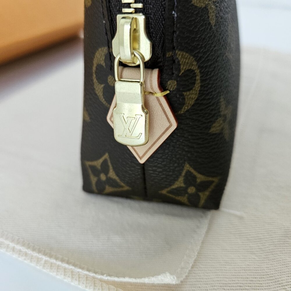 LOUIS VUITTON Cosmetic Pouch MM (Old GM) - Picture 8 of 16